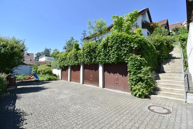 Einzelgarage mit Aufgang zum Haus