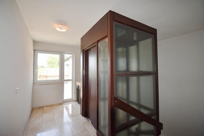 Treppenhaus / Aufzug