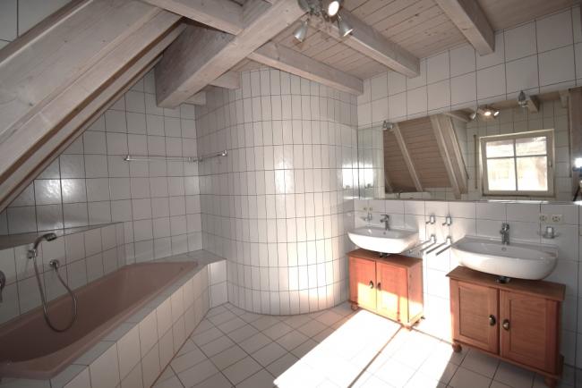 Badezimmer (Ansicht 2)